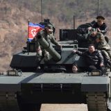 (FOTO) "Moguća naslednica": Ćerka Kima Džonga Una vozila tenk tokom vojne obuke 1