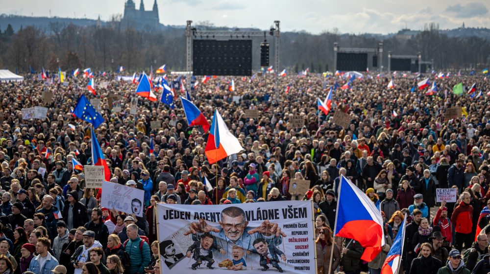 Protest u Pragu, desetine hiljada ljudi odbilo budućnost Češke po modelu današnje Mađarske 1