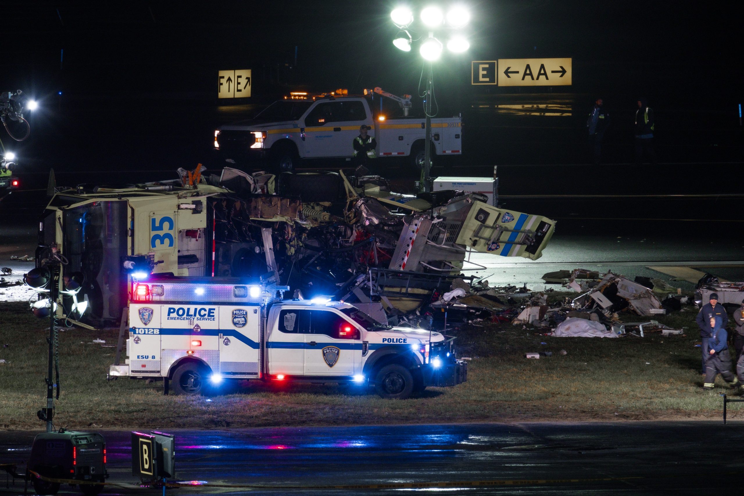 Njujorški aerodrom zatvoren: Avion Er Kanade udario u vozilo, poginuli pilot i kopilot, desetine ljudi povređeno (FOTO, VIDEO) 2 Njujorški aerodrom zatvoren: Avion Er Kanade udario u vozilo, poginuli pilot i kopilot, desetine ljudi povređeno (FOTO, VIDEO) 2