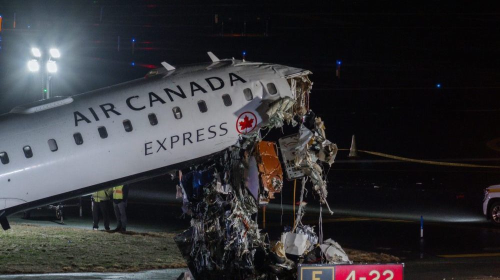 Njujorški aerodrom zatvoren: Avion Er Kanade udario u vozilo, poginuli pilot i kopilot, desetine ljudi povređeno (FOTO, VIDEO) 1