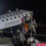 Njujorški aerodrom zatvoren: Avion Er Kanade udario u vozilo, poginuli pilot i kopilot, desetine ljudi povređeno (FOTO, VIDEO) 4