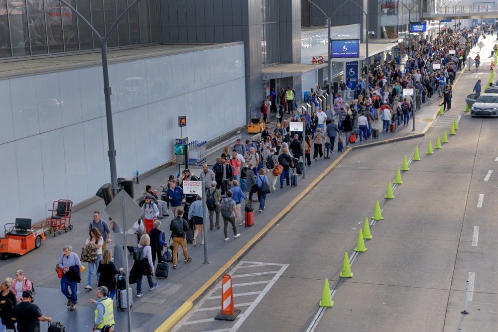 Agenti ICE raspoređeni na 14 aerodroma u SAD, šta im je zadatak? 2 Agenti ICE raspoređeni na 14 aerodroma u SAD, šta im je zadatak? 2