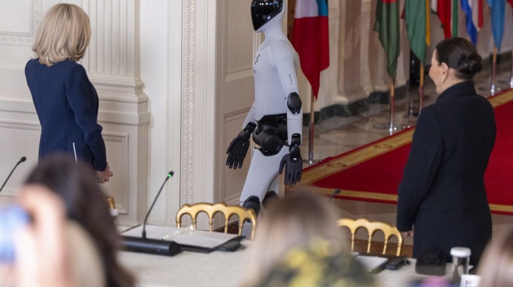 Robot posetio Belu kuću, prošetao sa Melanijom Tramp crvenim tepihom (VIDEO) 1