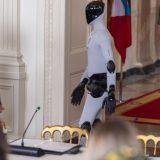 Robot posetio Belu kuću, prošetao sa Melanijom Tramp crvenim tepihom (VIDEO) 6