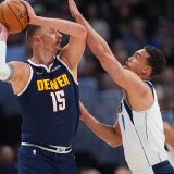 (VIDEO) Nikola Jokić završio krvav nakon duela sa Vembanjamom 5