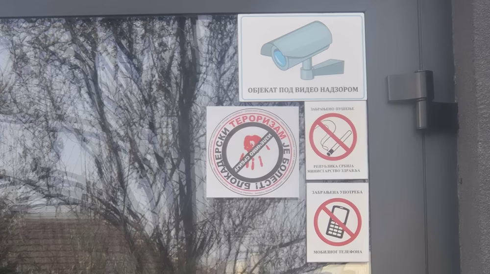 Na vratima PIO fonda nalepnica - "blokaderski terorizam je bolest" 1