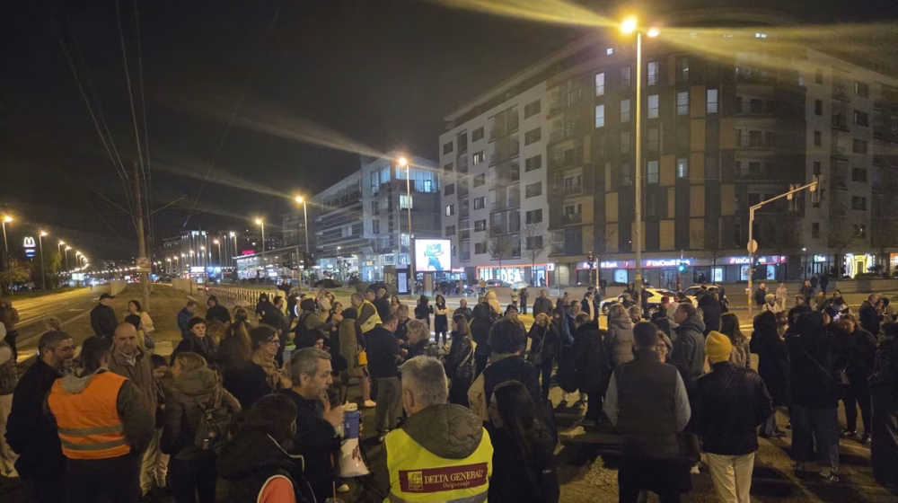 Protest roditelja učenika OŠ "Mladost", blokirali raskrsnicu kod Piramide 1