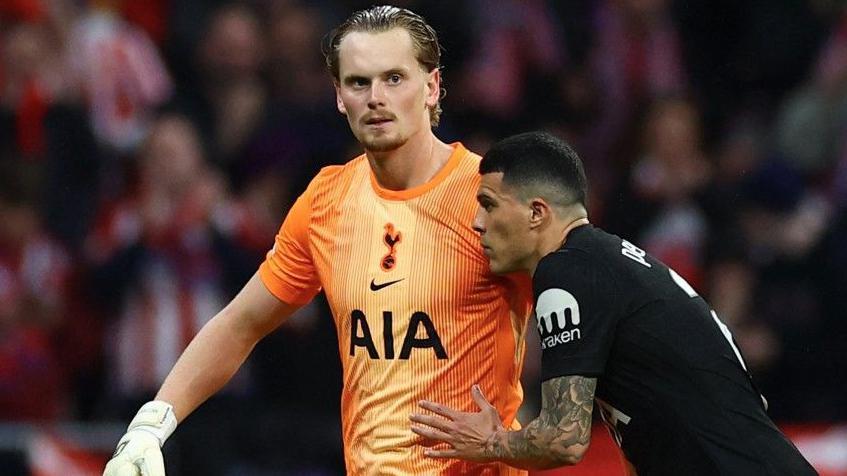 Horor veče golmana Totenhema: Skrivio dva gola, zamenjen već u 17. minutu 2 Antonin Kinski, golman Totenhema, na utakmici protiv Atletiko Madrida u Ligi šampiona