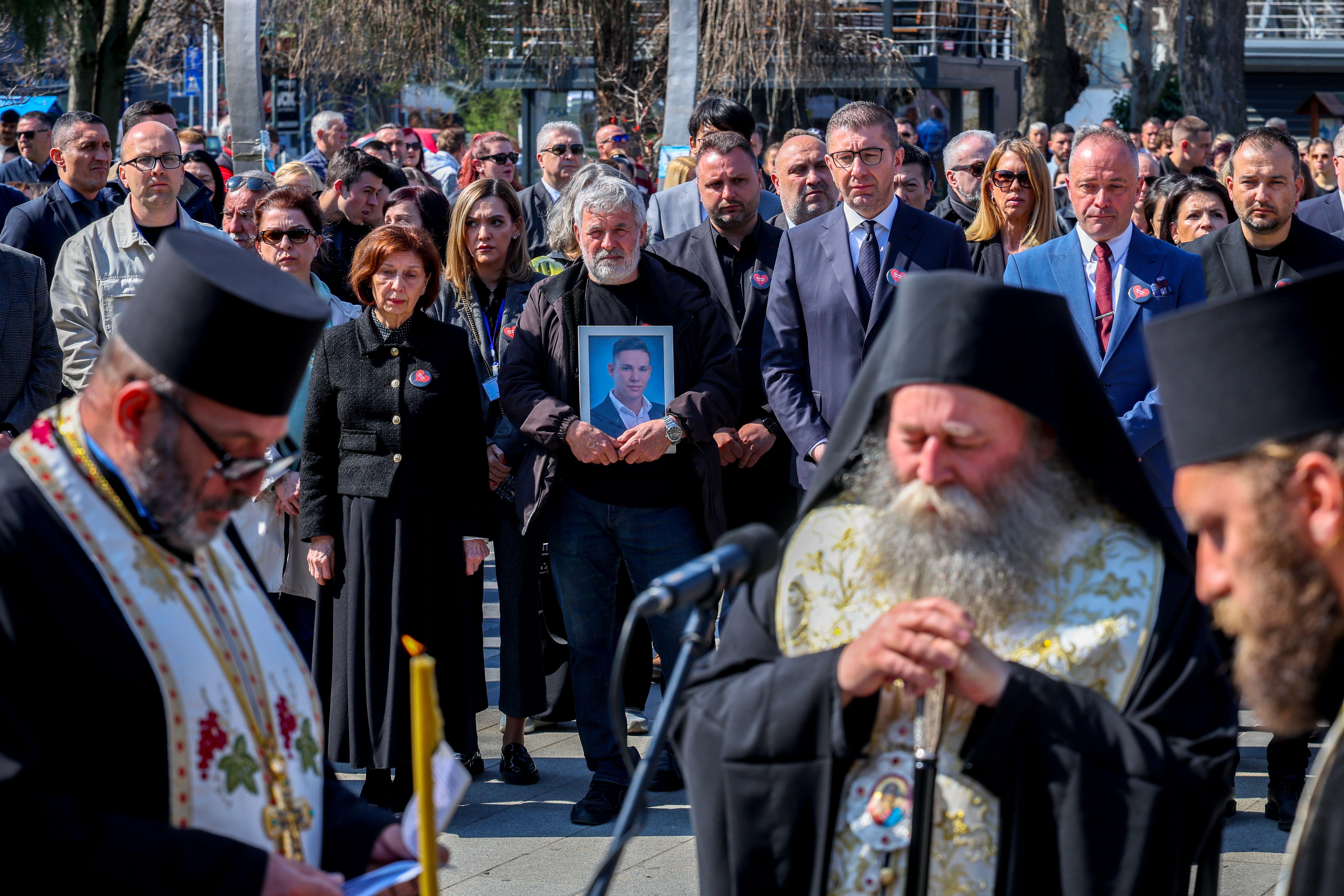 Bela srca i stolice sa imenima žrtava: Godišnjica tragedije u Severnoj Makedoniji 10 Predsednica Severne Makedonije Gordana Siljanovska Davkova i makedonski premijer Hristijan Mickovski prisustvovali su pomenu žrtvama tragedije u Kočanima