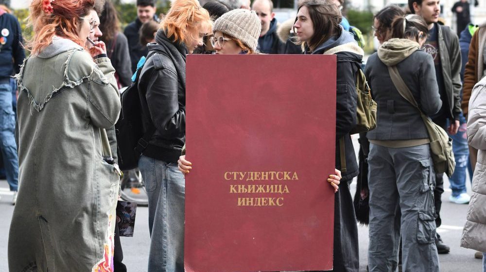Studenti Akademije umetnosti u Novom Sadu protestuju ispred Galerije koju im je vlast oduzela: "Prostor moramo da napustimo do 25. aprila" 1