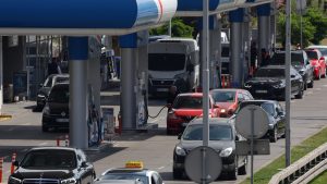 Trampove ratne igre ponovo vrtoglavo podižu cene nafte: Srbija primorana da dodatno snizi akcize na gorivo 3 Trampove ratne igre ponovo vrtoglavo podižu cene nafte: Srbija primorana da dodatno snizi akcize na gorivo 3