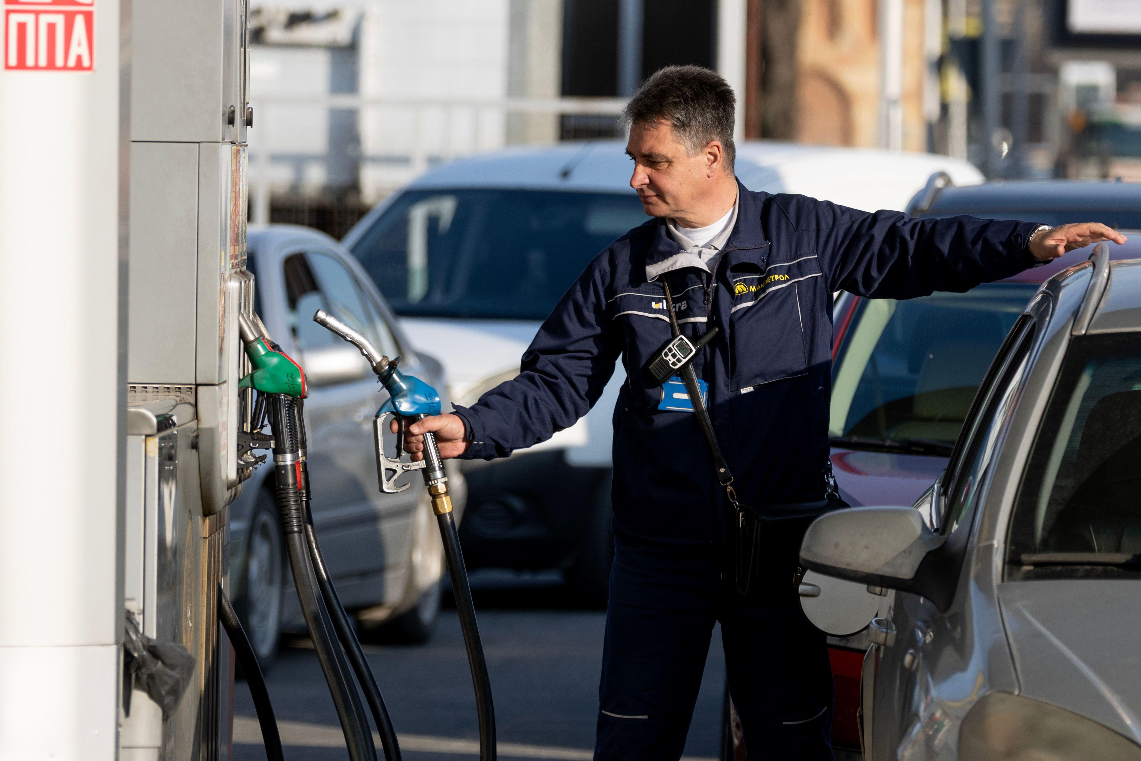 Tramp preti uništenjem iranskih elektrana, Teheran najavljuje potpuno zatvaranje Ormuskog moreuza 4 muškarac sipa benzin na benzinskoj pumpi