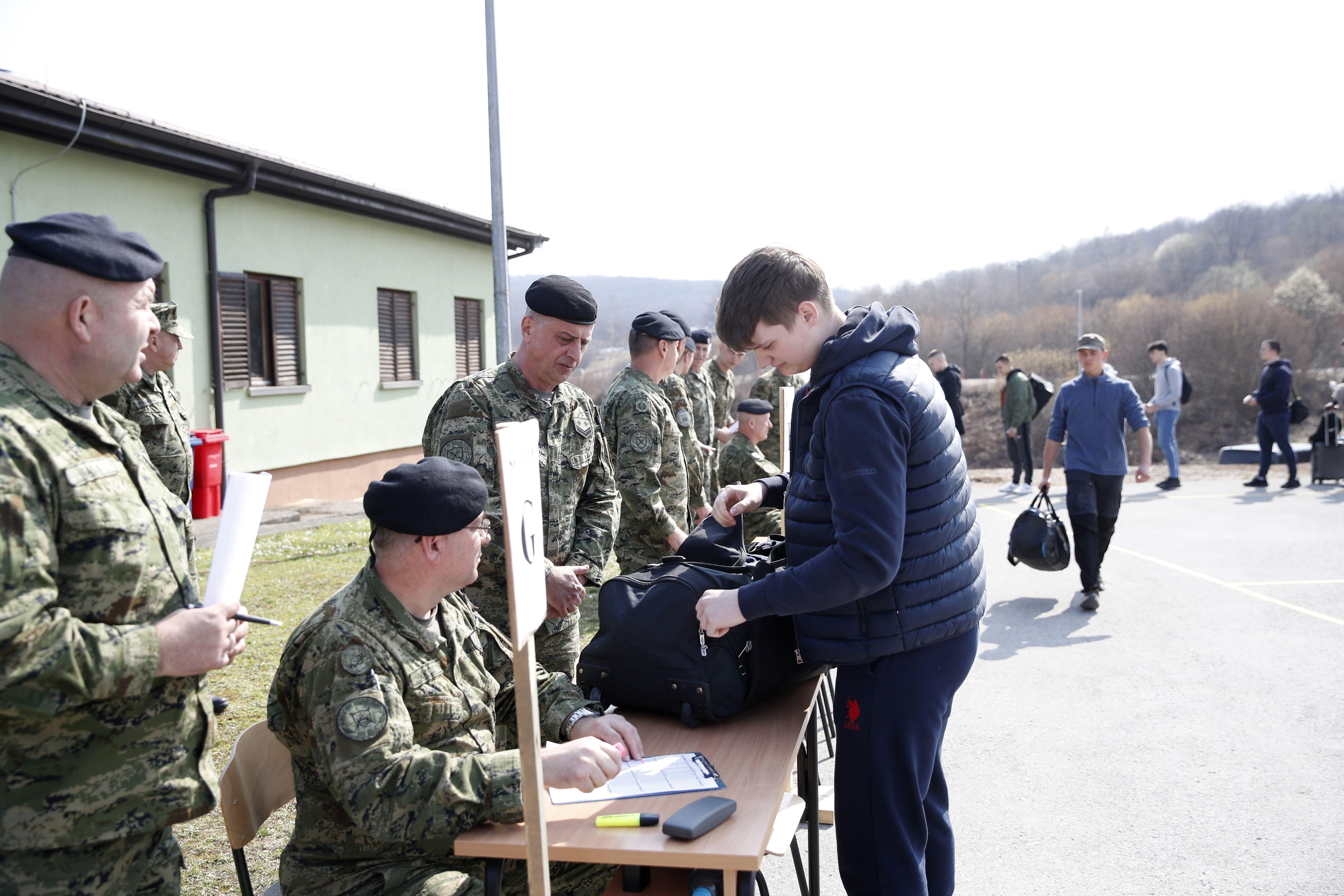 Vojni rok u Hrvatskoj posle 18 godina: Stotine mladića se dobrovoljno prijavilo 3 vojni rok u hrvatskoj, regruti u hrvatskoj vojsci