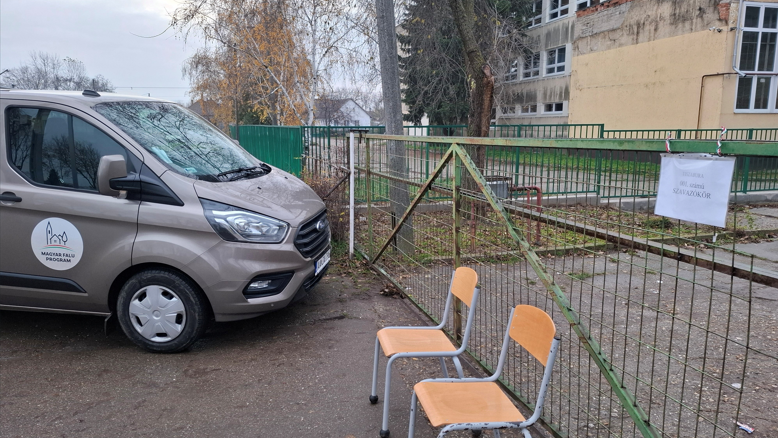 Mađarska: Vlada Viktora Obrana optužena za masovno zastrašivanje birača uoči izbora 3 kombi stoji ispred kapije škole u mađarskom selu, dve stolice su pored