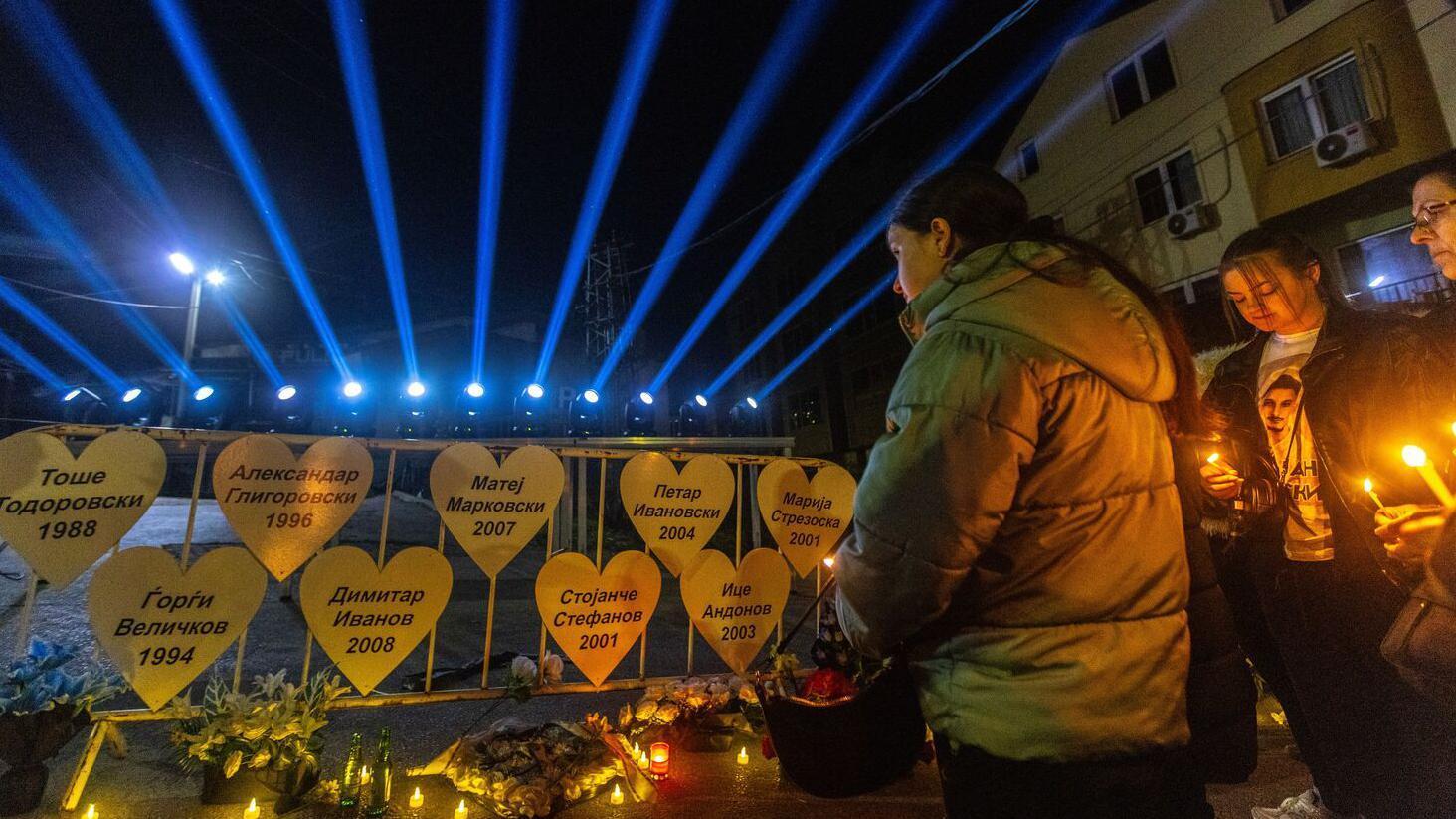 Bela srca sa imenima žrtava: Godišnjica tragedije u Severnoj Makedoniji 4 Devojčica okrenuta leđima kameri gleda u bela srca imenima žrtava u Kočanima
