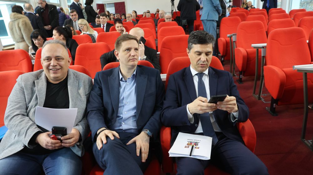 Nišlije se bune što je potrošeno milion dinara za oblaganje dva stara vozila plastičnom travom 9