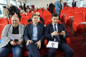 Nišlije se bune što je potrošeno milion dinara za oblaganje dva stara vozila plastičnom travom 4 Nišlije se bune što je potrošeno milion dinara za oblaganje dva stara vozila plastičnom travom 3