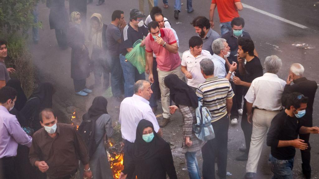 Ko je Modžtaba Hamnei, novi vrhovni vođa Irana 4 Demonstranti se okupljaju tokom protesta 2009. godine, pri čemu neki pojedinci duvaju dim jedni drugima u oči kako bi ublažili efekat suzavca.