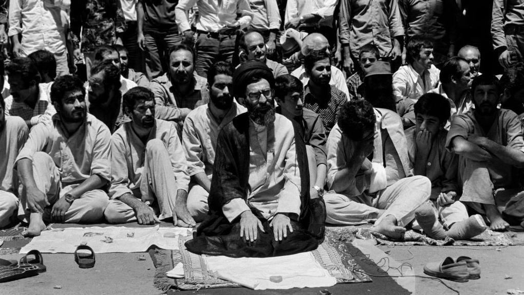 Ajatolah Hamnei: Kako je iranski vrhovni vođa držao vlast čeličnim stiskom 4 Ali Hamnei se moli u Teheranu posle iranske revolucije 1979. godine