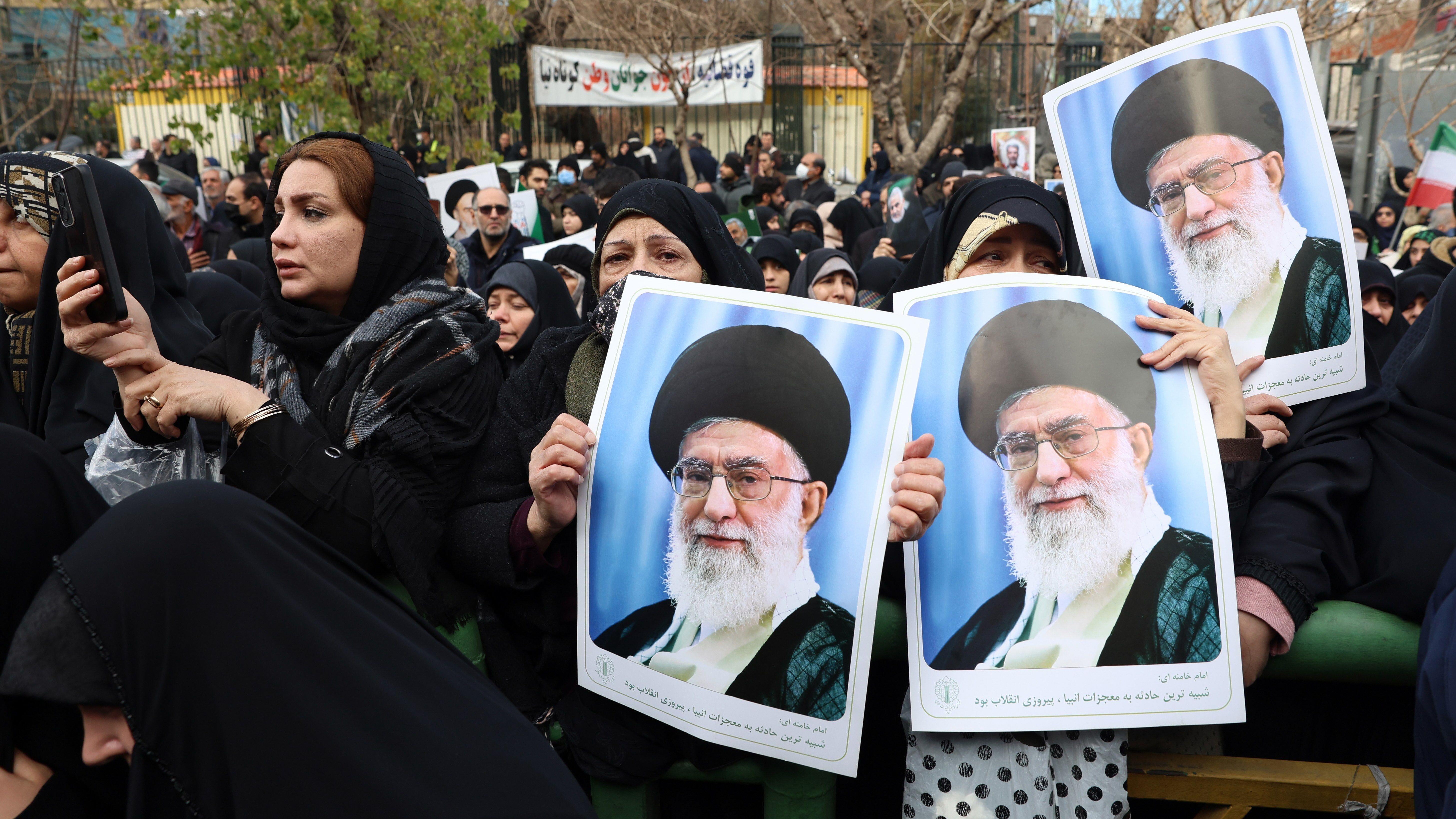 Ajatolah Hamnei: Kako je iranski vrhovni vođa držao vlast čeličnim stiskom 22 Woman dressed in black robes gather in an outdoor public area on 14 January 2026. Three of them are holding posters of Khamenei.
