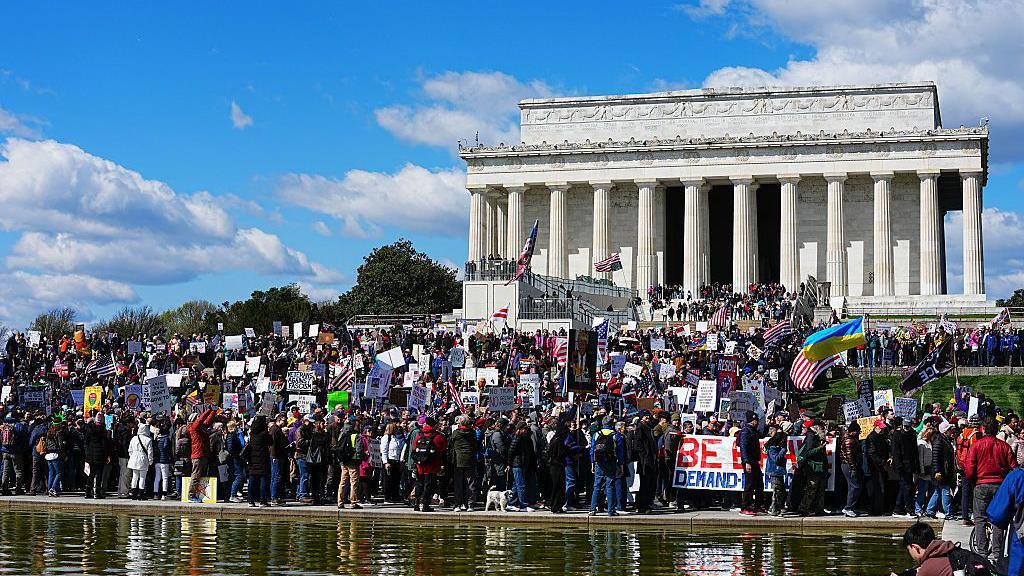 'Nema kraljeva': Desetine hiljada demonstranata širom Amerike protiv Donalda Trampa 2 Demonstranti okupljeni ispred Linkolnovog mauzoleja u Vašingtonu