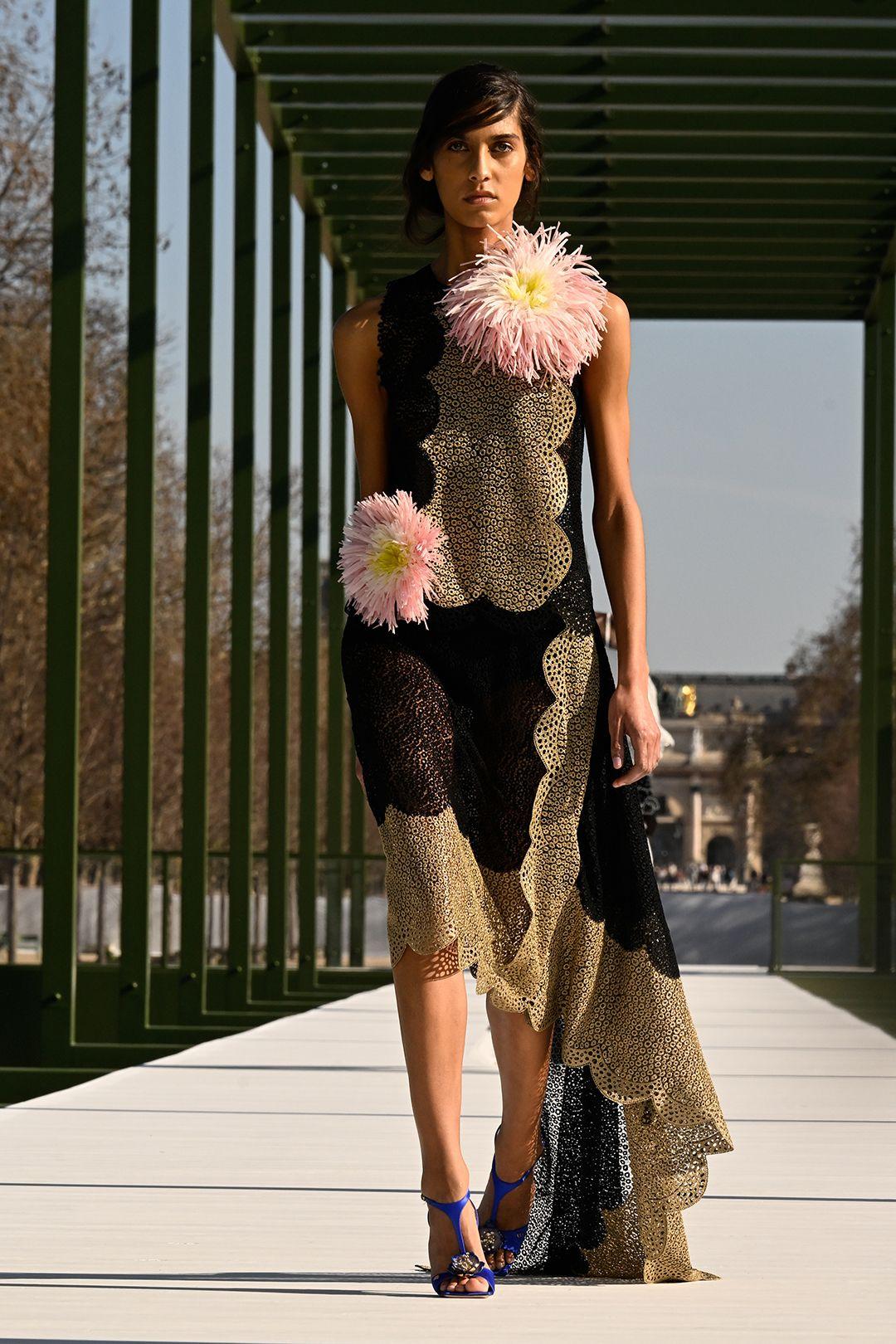 Zendajin prsten i konji na pisti: Nedelja mode u Parizu 12 Model on the runway at the Dior fashion show as part of Paris Fashion Week Fall 2026 on March 1, 2026 in Paris, France.