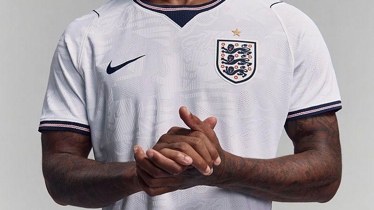 Zašto su fudbalski dresovi preskupi 2 dres engleske fudbalske reprezentacije