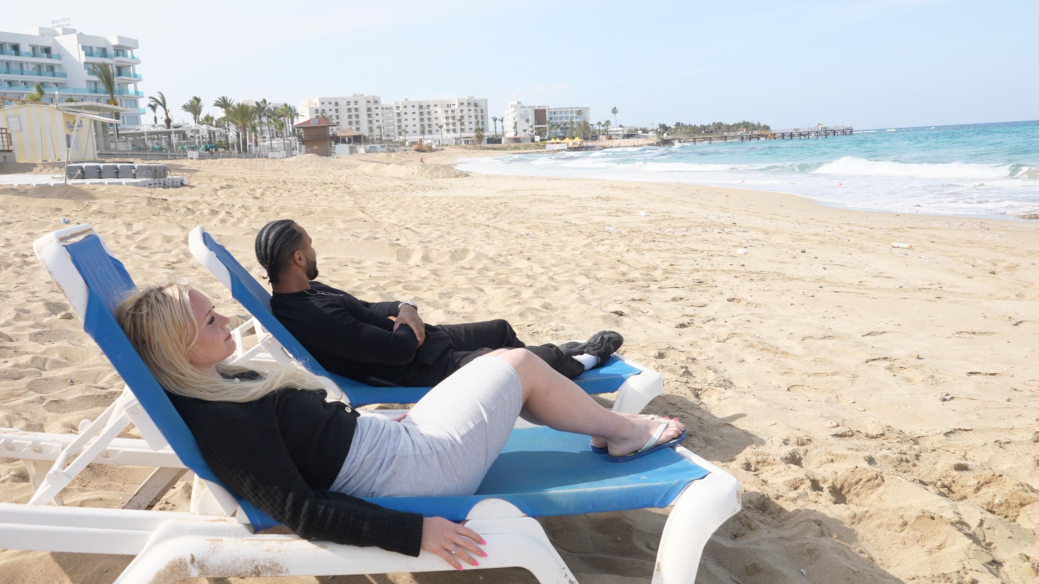 'Daju besplatno pivo': Ima li turista na Kipru i plaše li se rata na Bliskom istoku 3 Švajcarski par Aleksandra i Džehijel rekli su da su samo dva bara bila otvorena kada su pokušali da izađu