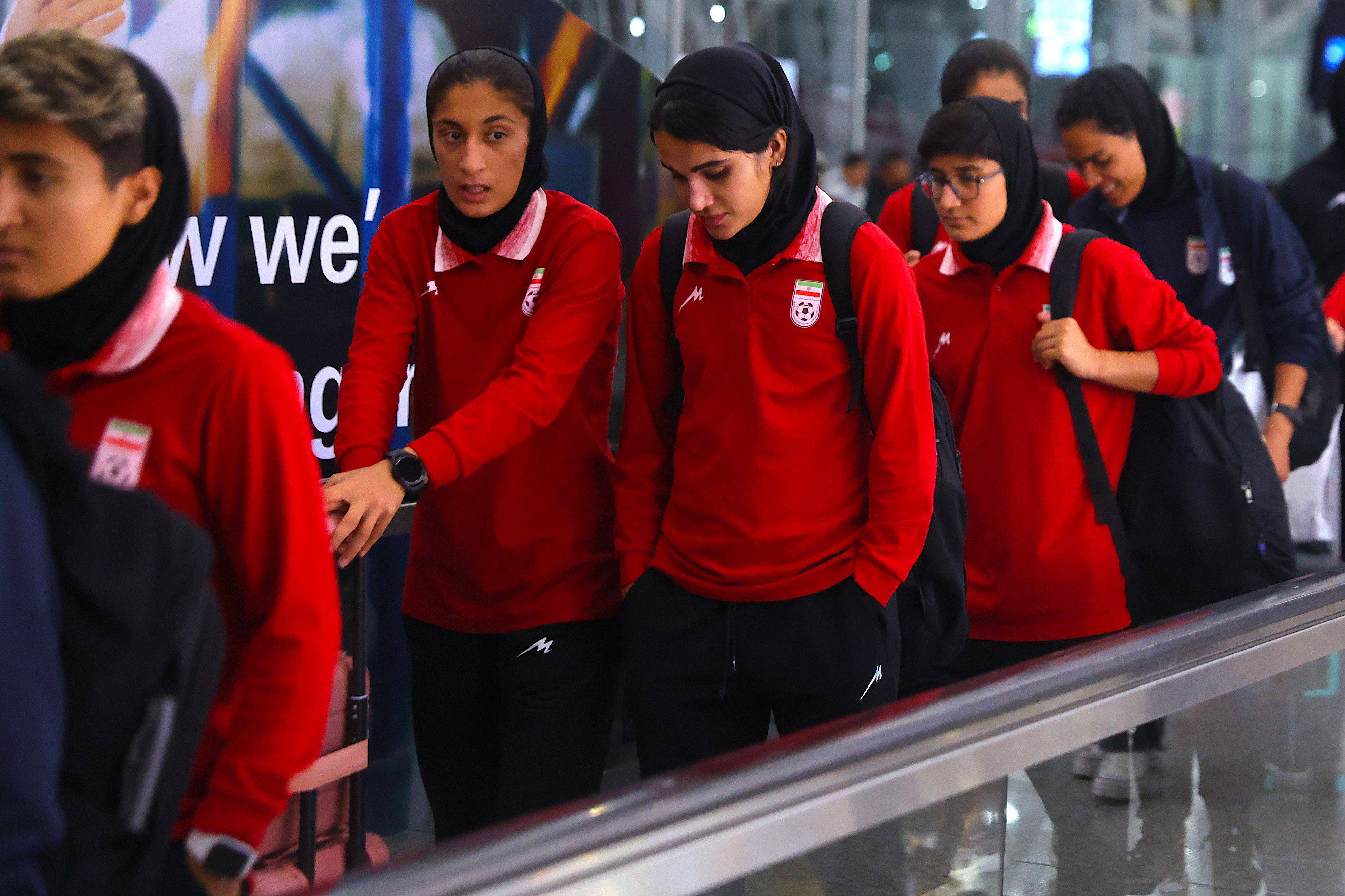 iranske fudbalerke na aerodromu u Maleziji