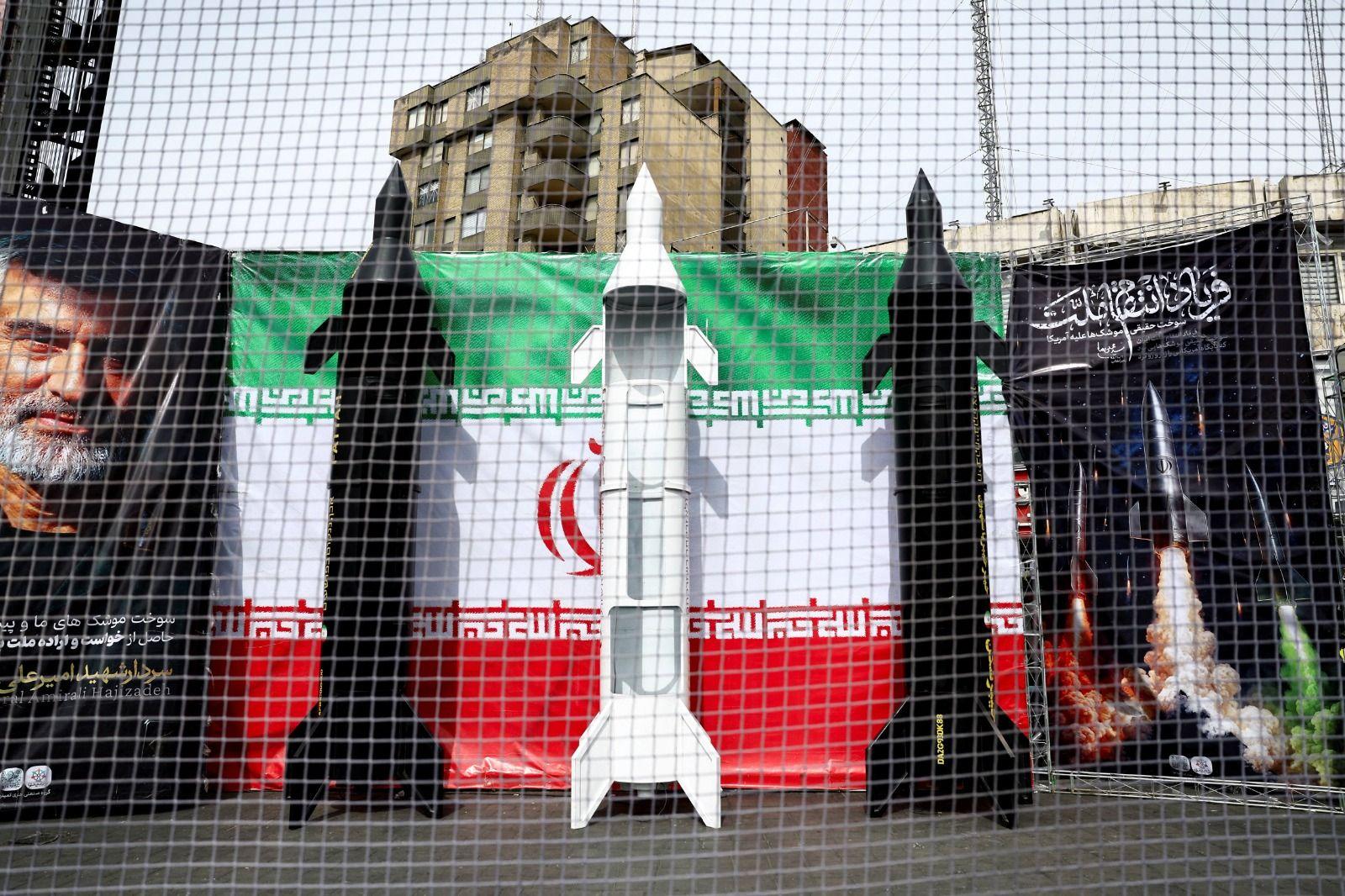 Mogu li iranske rakete da dobace do Evrope 2 makete iranskih raketa izložene su na ulici u Teheranu, usred američko-izraelskog sukoba sa Iranom