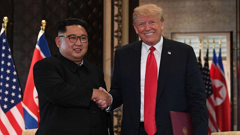 Kim Džong Un i Donald Tramp se rukuju 