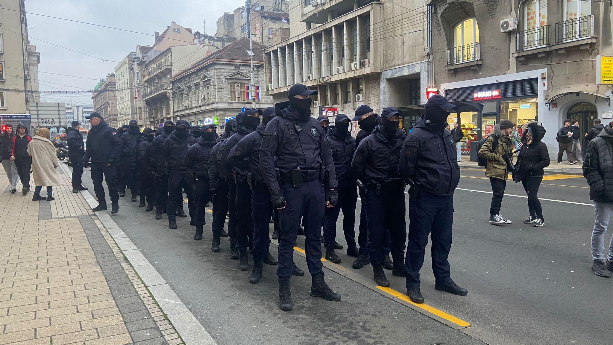 Smrt studentkinje Filozofskog fakulteta u Beogradu: Policija u Rektoratu, protesti ispred 1 Policajci pod maskama u jedinici na ulici ispred Filozofskog fakulteta