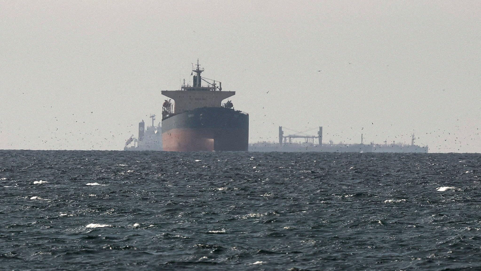 Tramp preti uništenjem iranskih elektrana, Teheran najavljuje potpuno zatvaranje Ormuskog moreuza 1 Tanker u Ormuskom moreuzu