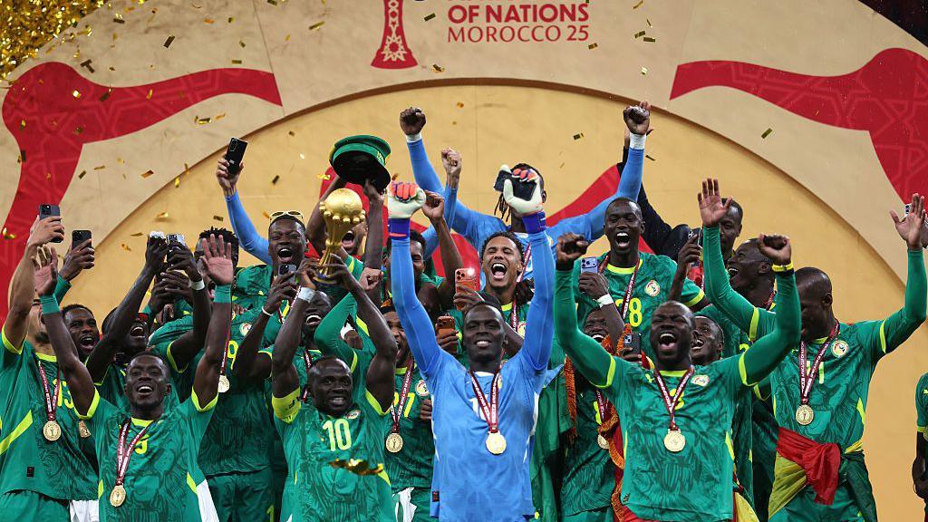 Presedan: Senegalu oduzeta titula prvaka Afrike, Maroko šampion 1 Reprezentativci Senegala sa trofejom prvaka Afrike