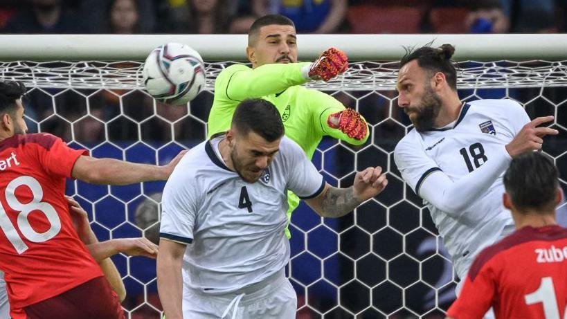 Kosovska fudbalska euforija i san o Mundijalu 5 Kosovski golman Arijanet Murići je na pozajmici u italijanskom Sasuolu iz Ipsvič Tauna, dok je Vedat Murići (broj 18) njihov najbolji strelac