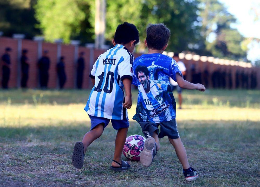 Zašto su fudbalski dresovi preskupi 1 dečaci igraju fudbal u dresovima Argentine