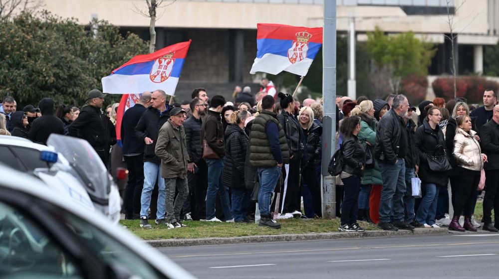 Arhiv javnih skupova saopštio koliko je ljudi bilo ispred Arene na skupu SNS i pozvao MUP da objasni svoju procenu 1