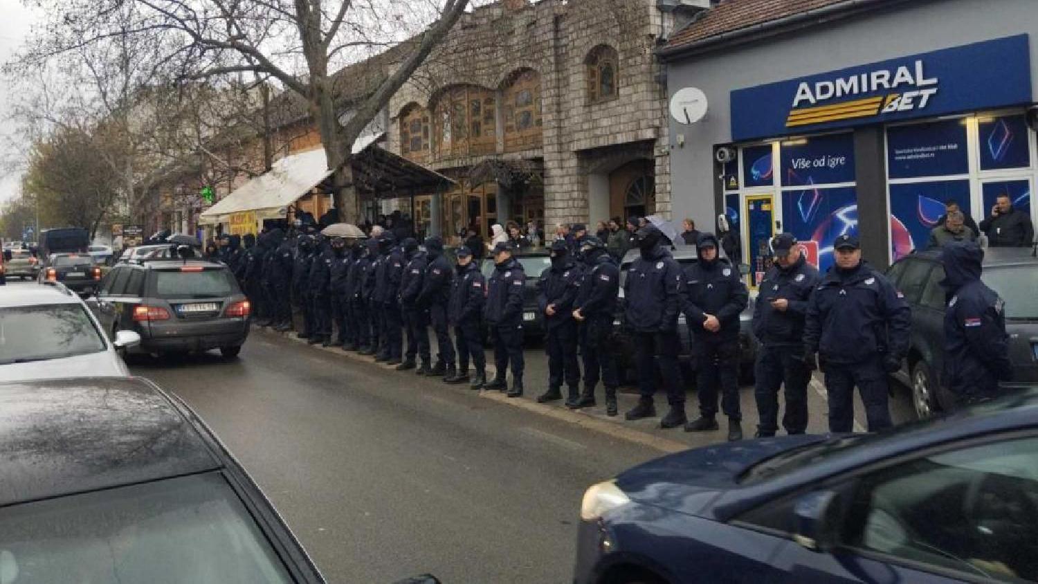 Lokalni izbori 2026: Tesno u više mesta, Vučić proglasio pobedu koalicije oko SNS 1 izbori, policijski kordon