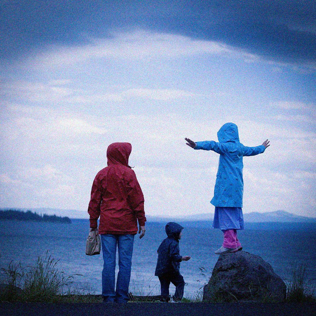 Žene koje su zažalile što su postale majke 1 A mother with her two children by the sea