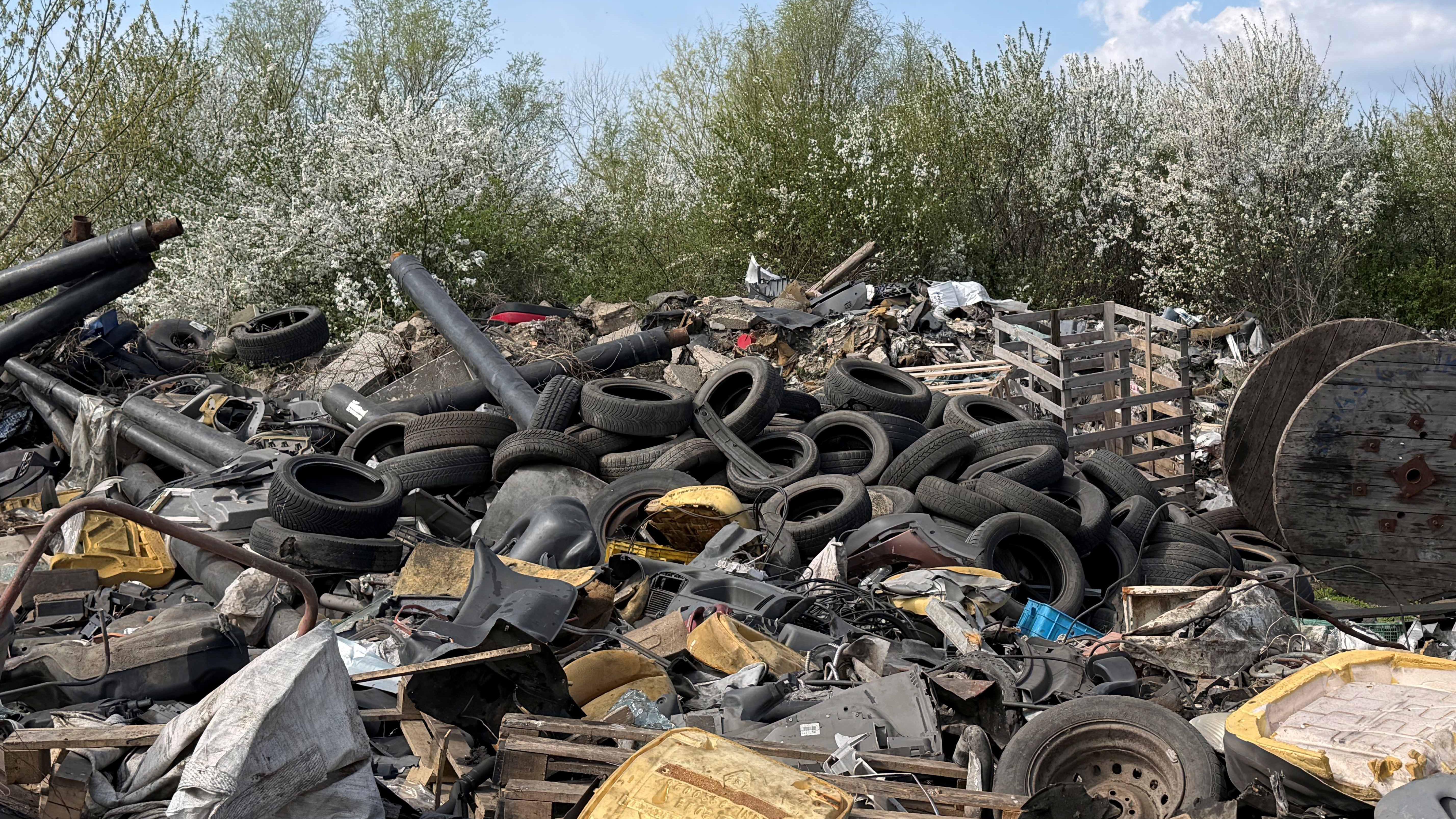 Šta će biti sa belom tehnikom i gumama u Srbiji bez podsticaja reciklerima 2 Gomila potrošenih automobilskih guma na deponiji