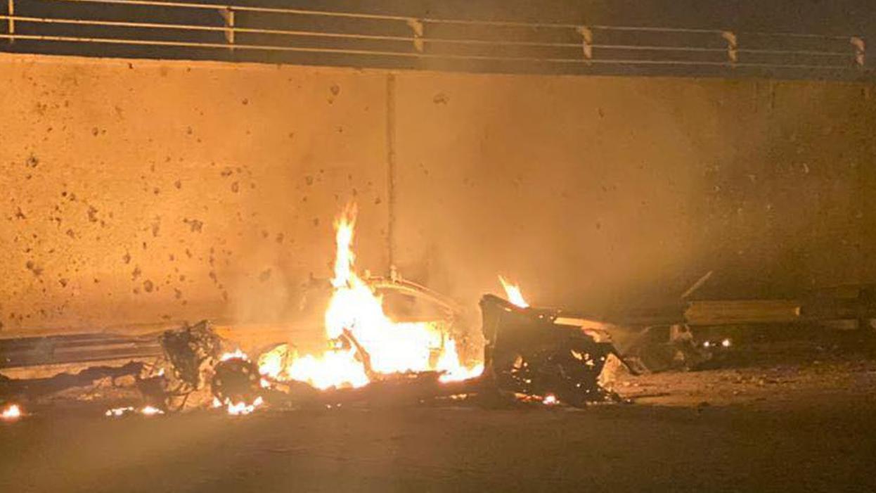 Ajatolah Hamnei: Kako je iranski vrhovni vođa držao vlast čeličnim stiskom 20 A handout photo made available by Iraq's military-run Security Media Cell via Facebook shows the remains of a burning vehicle beside a tall concrete wall. The hulk of wheels and the bonnet can be made out, with the main bulk of the vehicle in flames. The tall wall with railings on the top is behind the vehicle. It is night and orange flames illuminate the area.