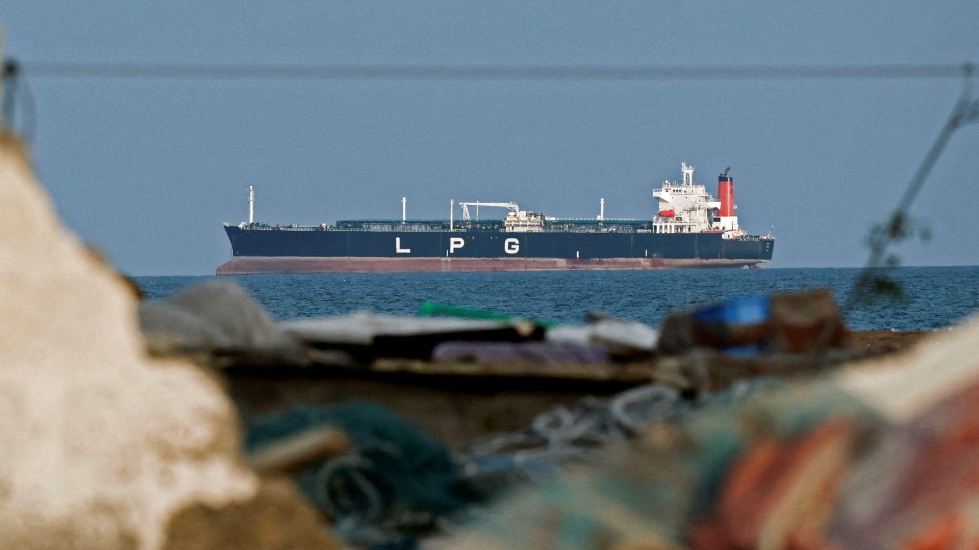 'Na brodu nemate gde da se sakrijete': Mornari zaglavljeni u vodama Bliskog istoka 6 Tanker sa gorivom usidren u Omanu 11. marta