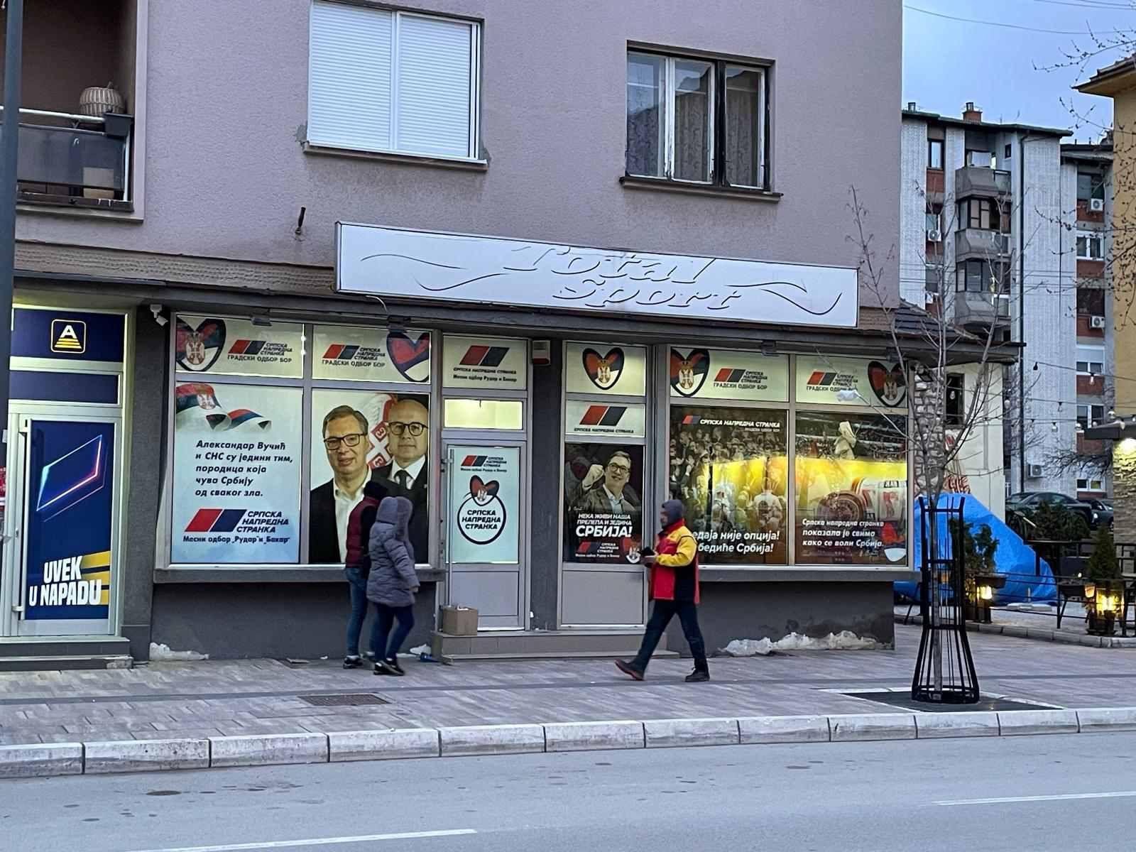 Lokalni izbori 2026: Tesno u više mesta, Vučić proglasio pobedu koalicije oko SNS 8 Stranačke prostorije SNS-a u Boru
