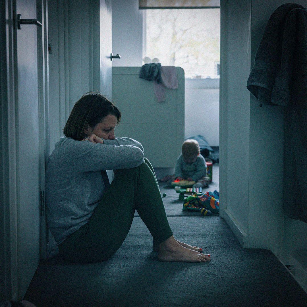 Žene koje su zažalile što su postale majke 4 A mother slumped outside her child's bedroom