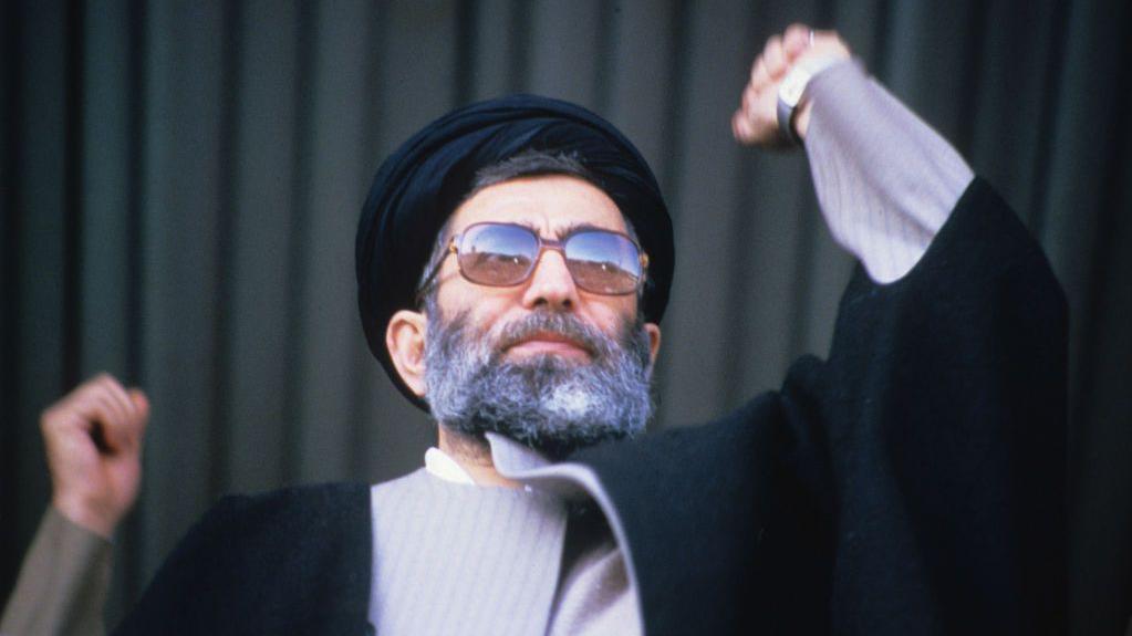 Ajatolah Hamnei: Kako je iranski vrhovni vođa držao vlast čeličnim stiskom 9 Hamnei, na slici dok drži govor, postao je vrhovni vođa posle smrti ajatolaha Homeinija 1989. godine