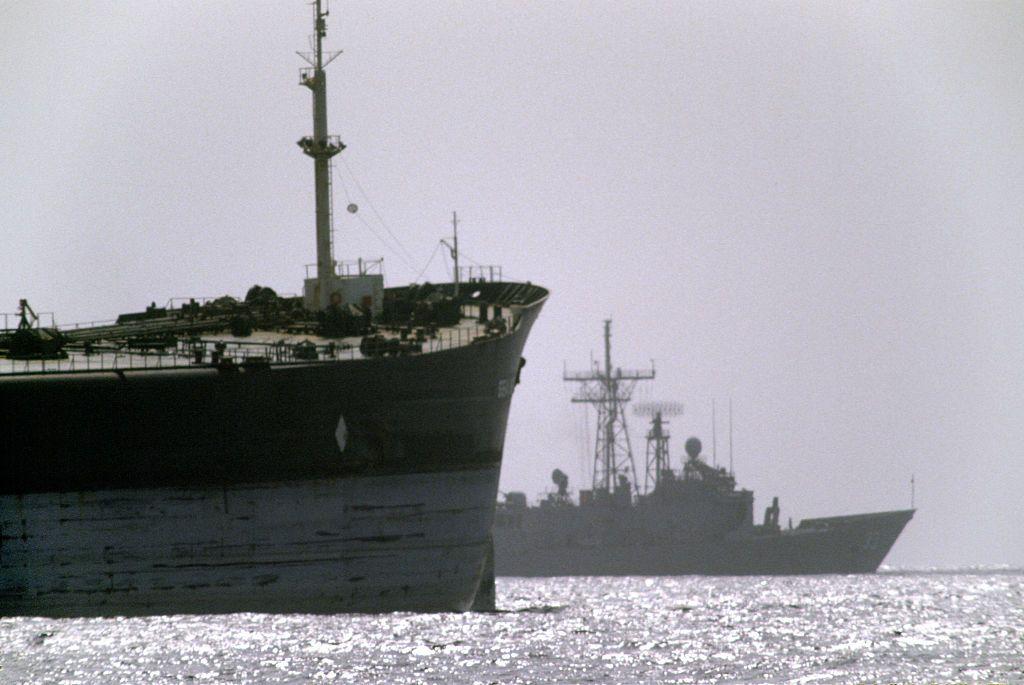 Ključne lekcije iz istorije: Da li je Iran Trampova Suecka kriza 6 Američki ratni brod u pozadini putuje pored teretnog broda tokom operacije 'Iskrena namera' u Ormuskom moreuzu.