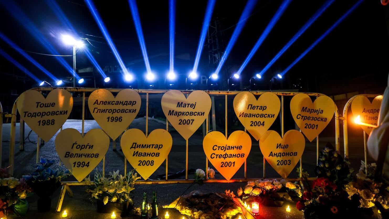 Bela srca i stolice sa imenima žrtava: Godišnjica tragedije u Severnoj Makedoniji 13 Bela srca na metalnog ogradi sa imenima žrtava tragedije u Severnoj Makedoniji i položeno cveće i sveće