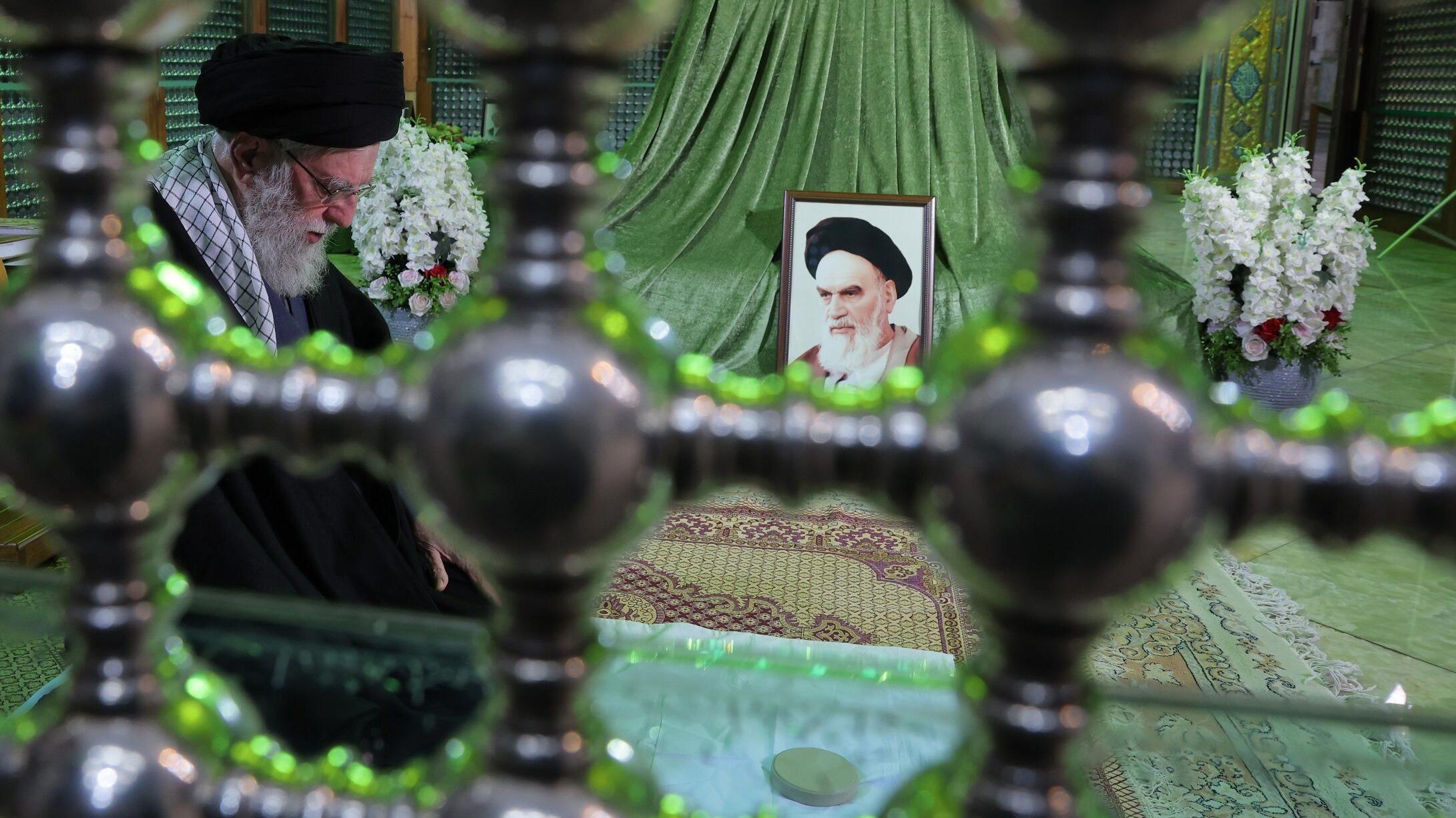 Ajatolah Hamnei: Kako je iranski vrhovni vođa držao vlast čeličnim stiskom 3 Ajatolah Hamnei se moli u grobnici bivšeg vrhovnog vođe ajatolaha Homeinija u januaru 2026. godine
