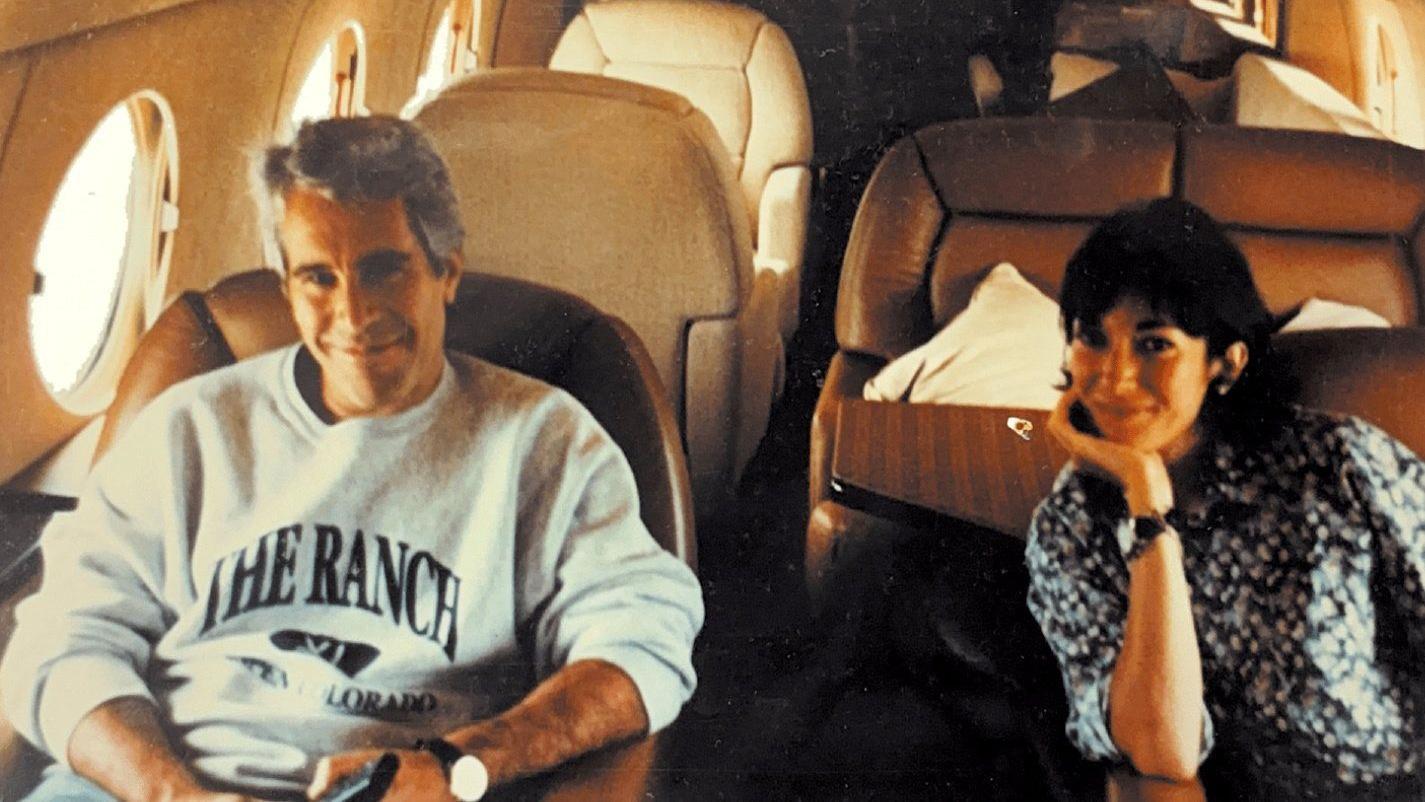 Epsin u sivoj dukserici sa saradnicom Maksvel u šarenoj bluzi u avionu