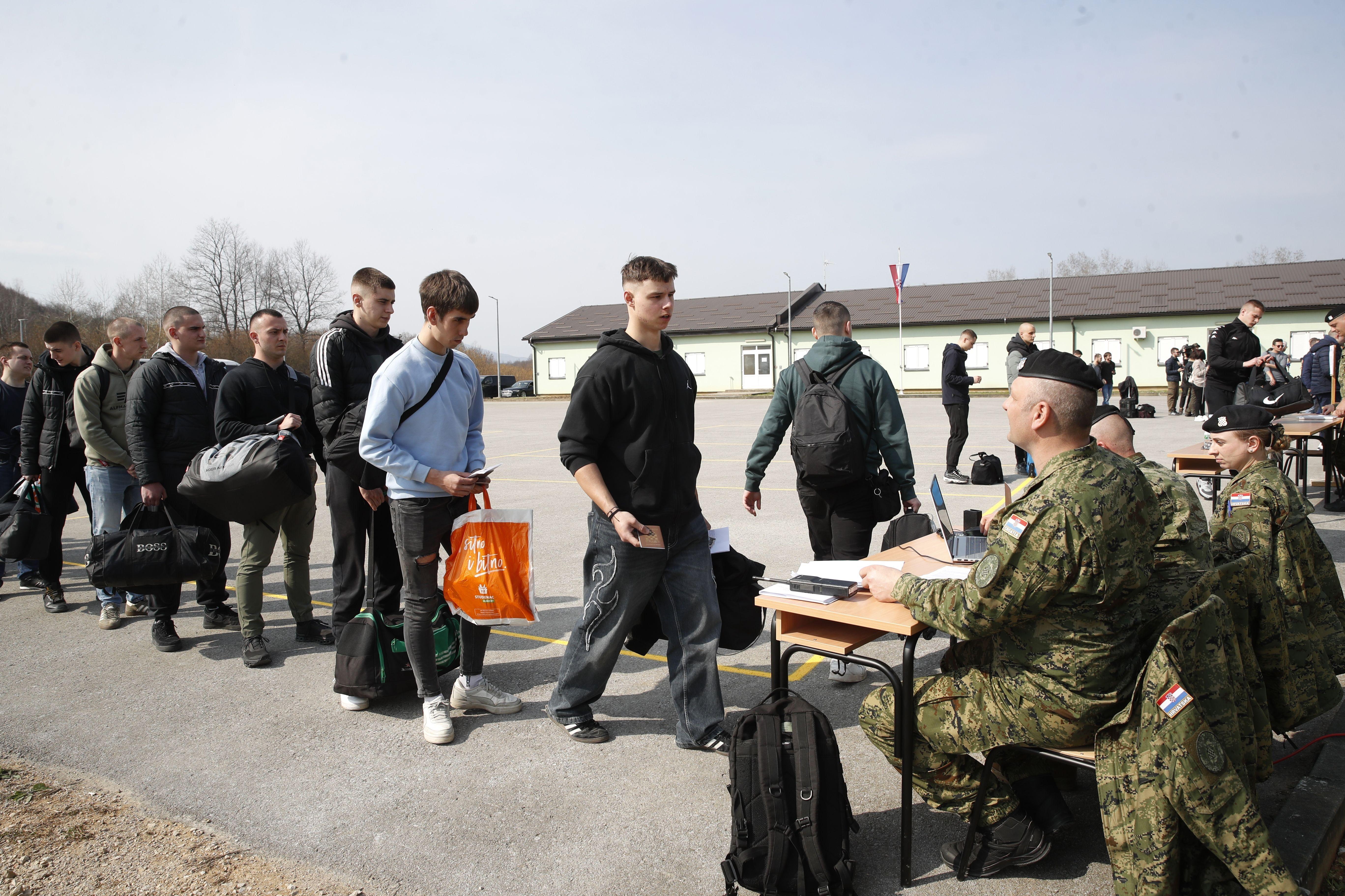 Vojni rok u Hrvatskoj posle 18 godina: Stotine mladića se dobrovoljno prijavilo 8 vojni rok u hrvatskoj, regruti se prijavljuju na obuku u hrvatskoj vojsci